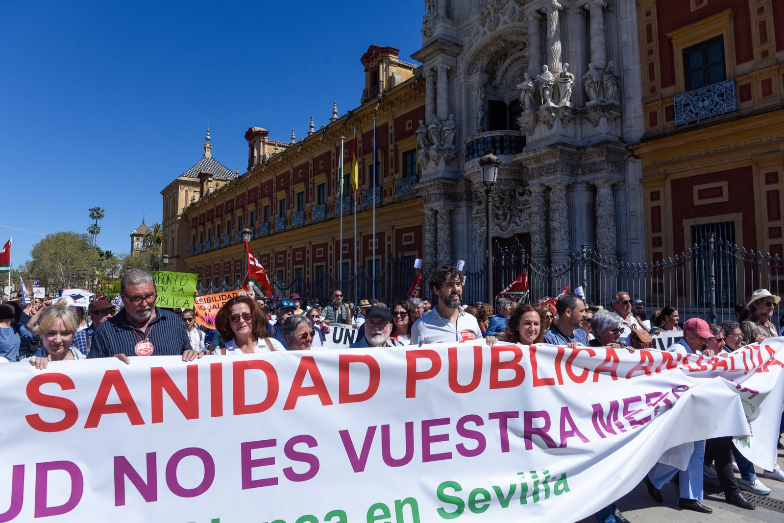 La manifestación de Marea Blanca por las calles de Sevilla, en imágenes