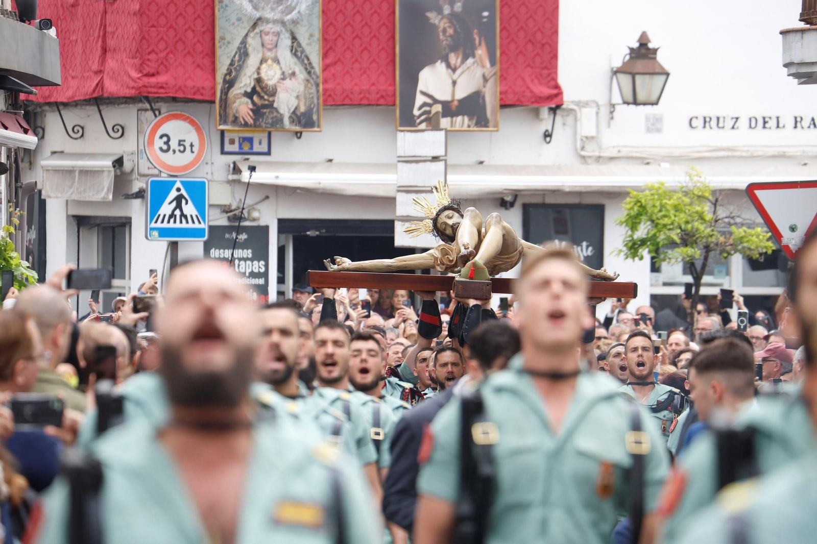 El vía crucis de la Caridad con la Legión en el Viernes Santo de Córdoba, en imágenes