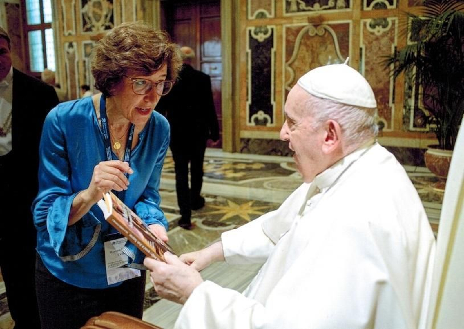 La autora del libro con el papa Francisco.