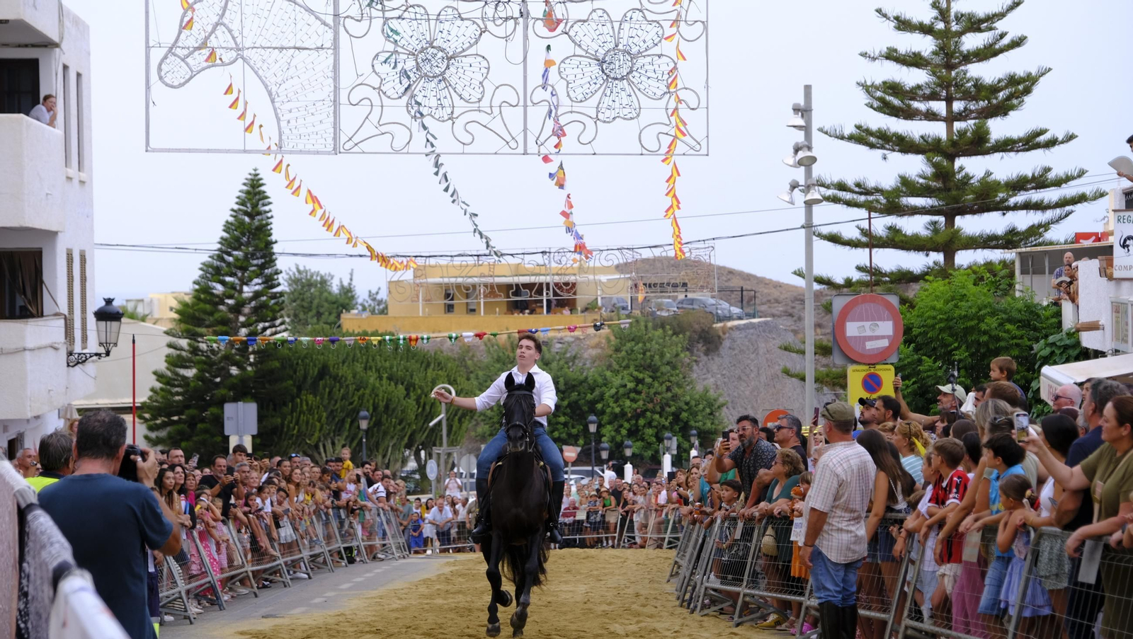 La popular carrera de cintas a caballo de las Fiestas de Mojácar, en imágenes