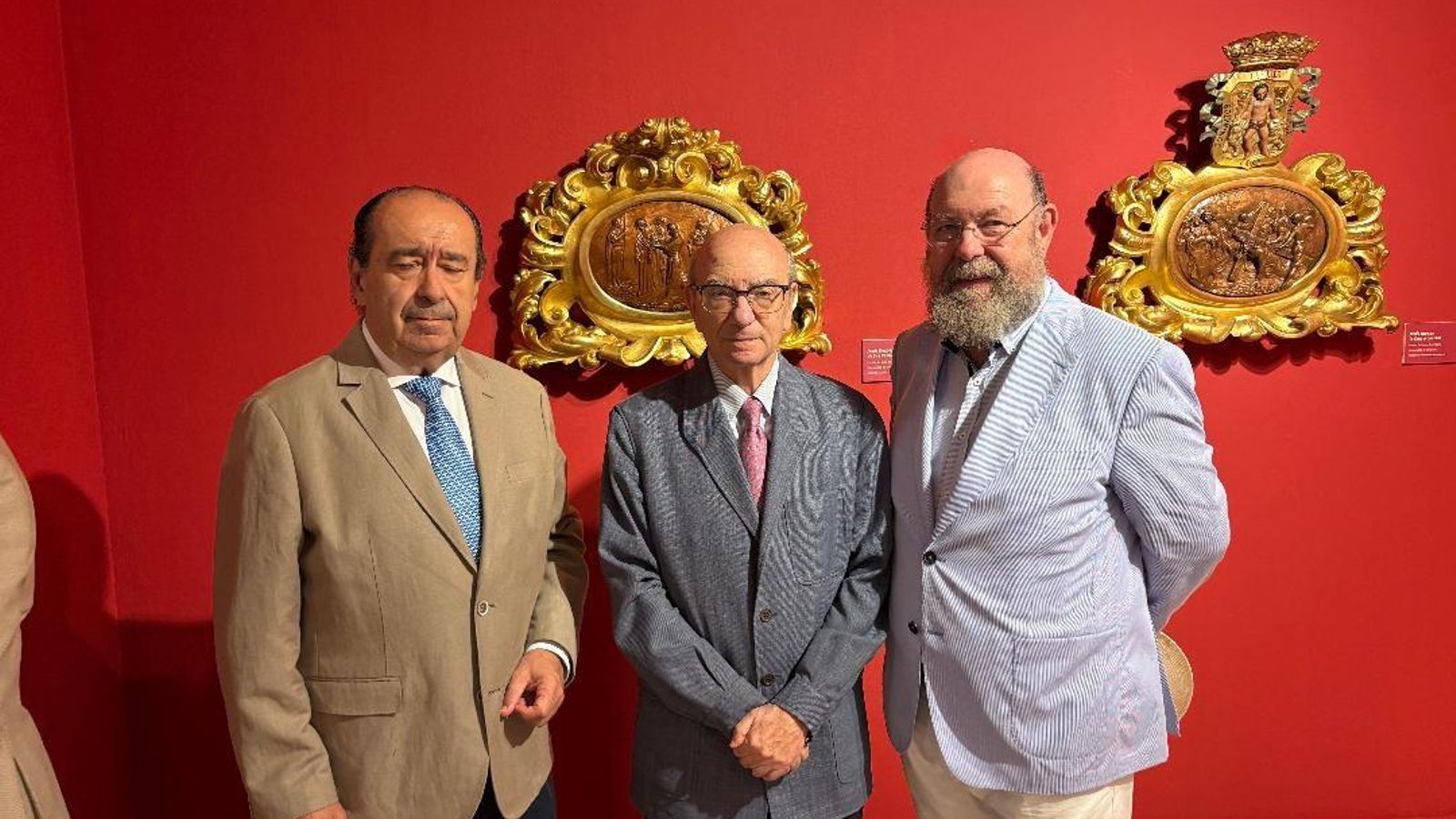 Ramón Medel, José Caravaca de Coca y Juan Antonio García, recorriendo la exposición.