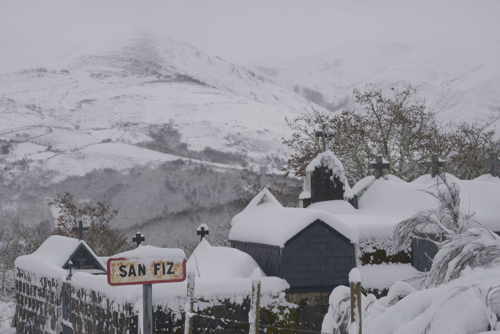 La nieve tiñe de blanco en norte de España