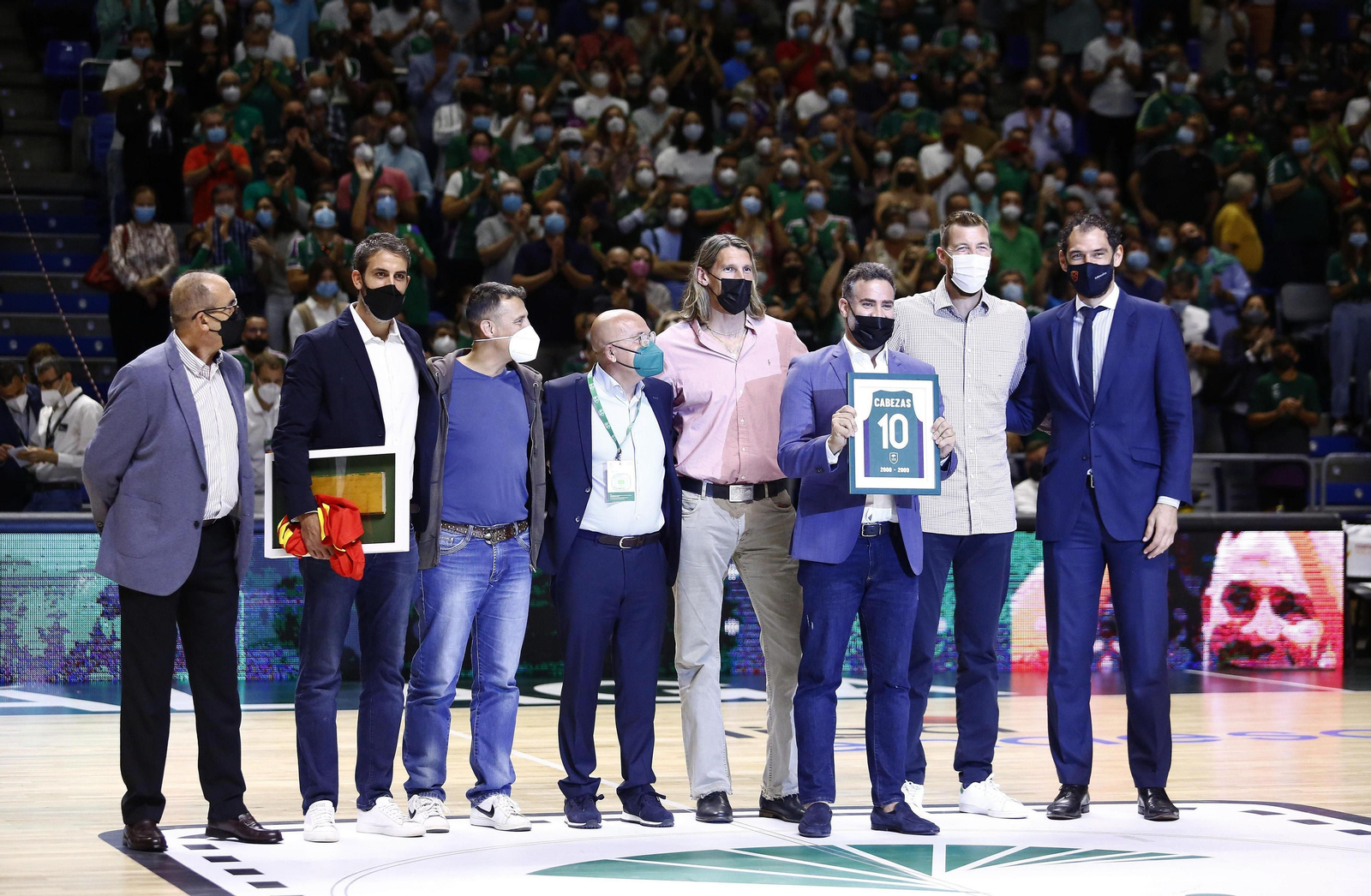 La retirada de la camiseta de Carlos Cabezas, en fotos
