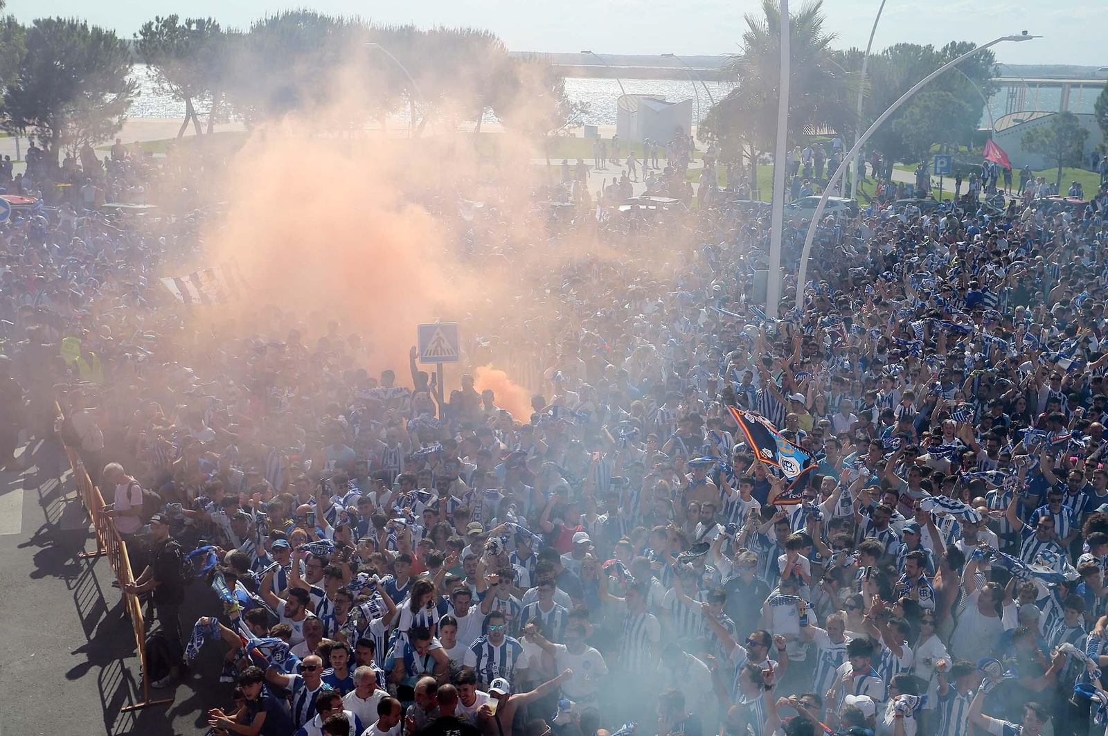 Imágenes del gran ambiente en el Nuevo Colombino en el ascenso del Recre