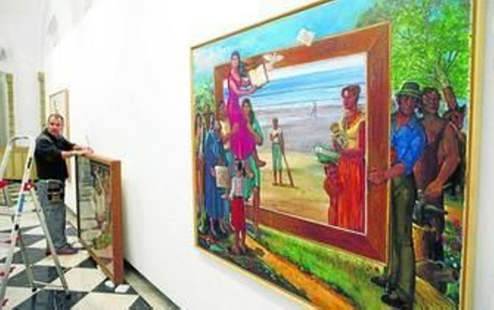 Un momento del montaje de la muestra en los claustros de la Diputación.