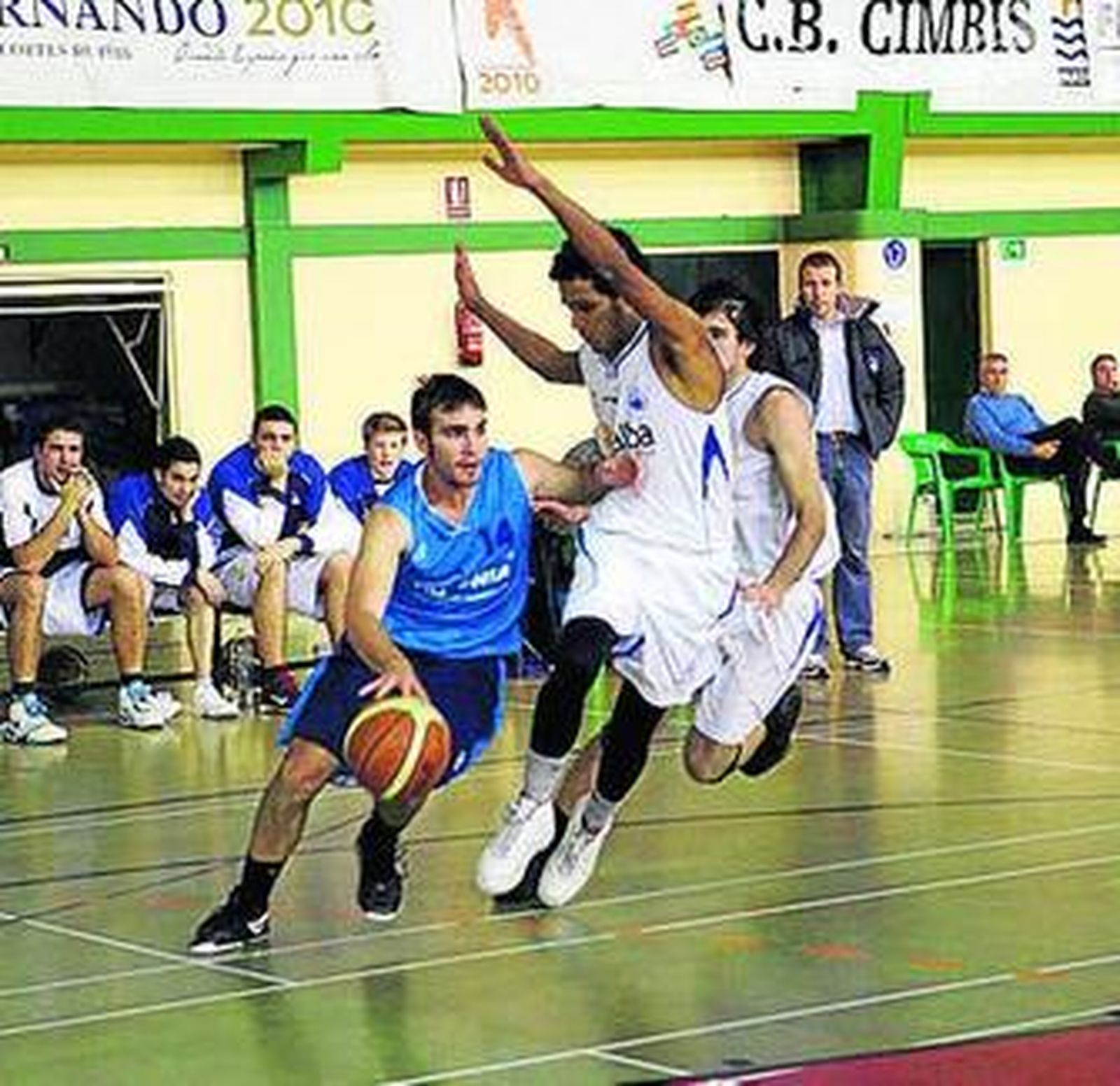 David Espejo intenta una entrada a la canasta sevillana.