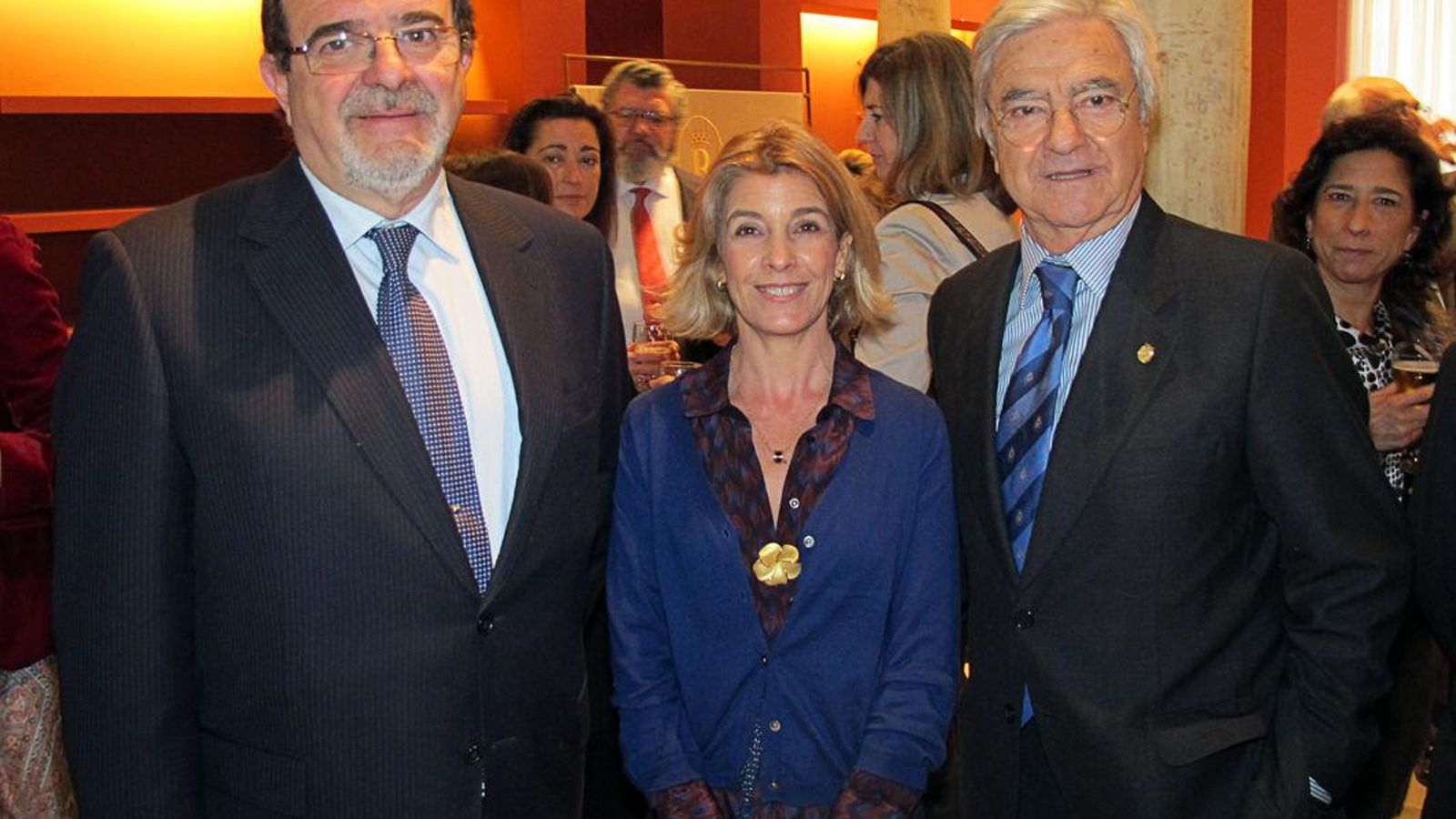 Paco Baena, con su esposa, Victoria García Añoveros, y José Rodríguez de la Borbolla.