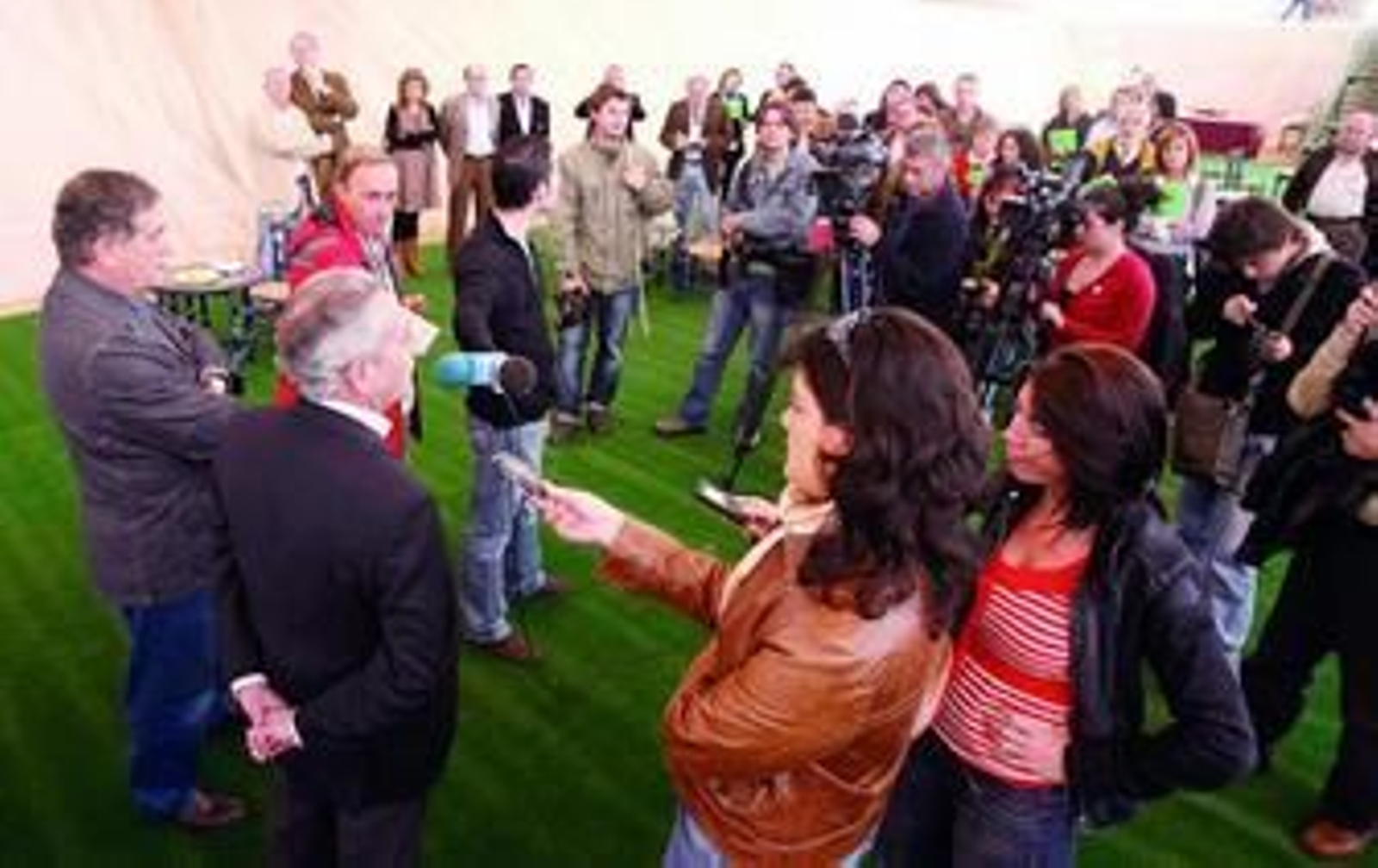 Carlos Pérez Estévez y José Ramón Armada detallan las características de la celda 29 a los medios en el interior de la misma.