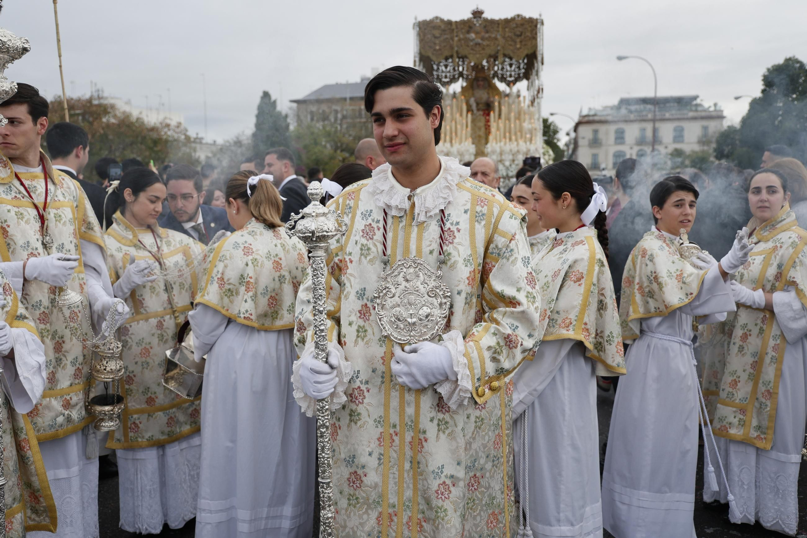 Las imágenes del regreso de San Gonzalo por el puente de Triana