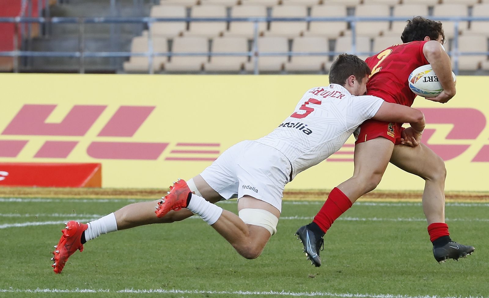 El jugador de la selección española Josep Serres es placado por el estadounidense Joe Schroeder.