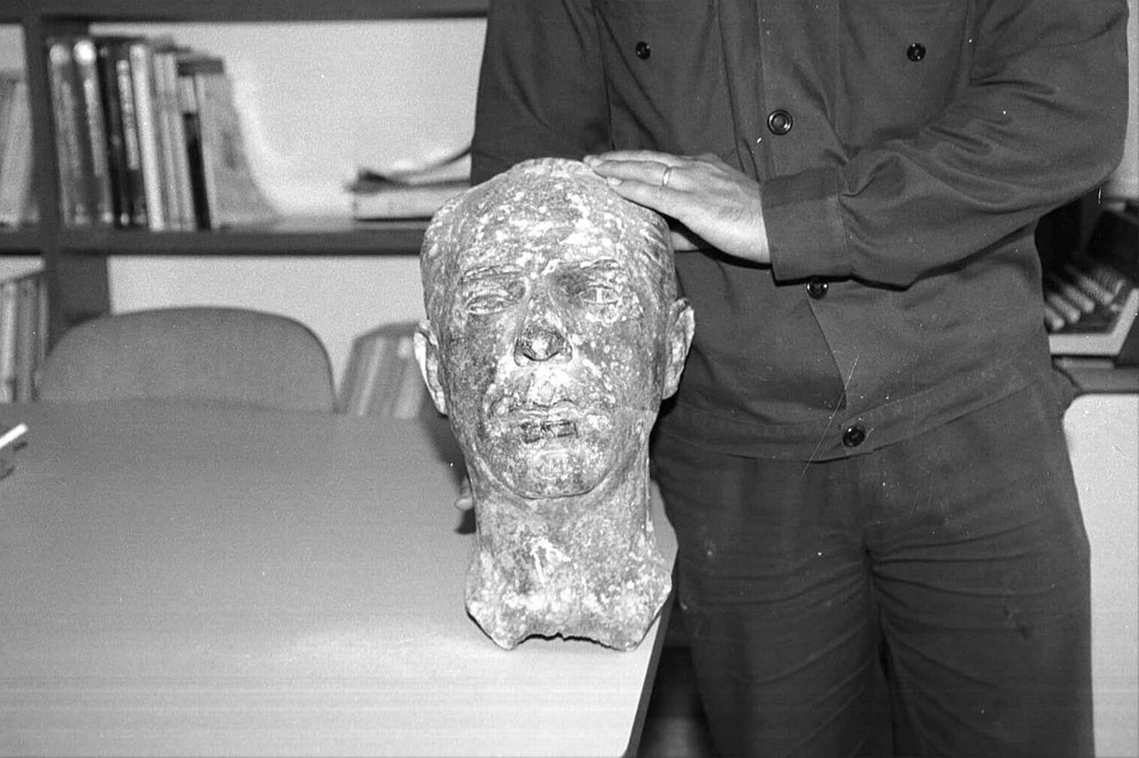 El busto de Valcárcel tras ser localizado en la playa de la Caleta