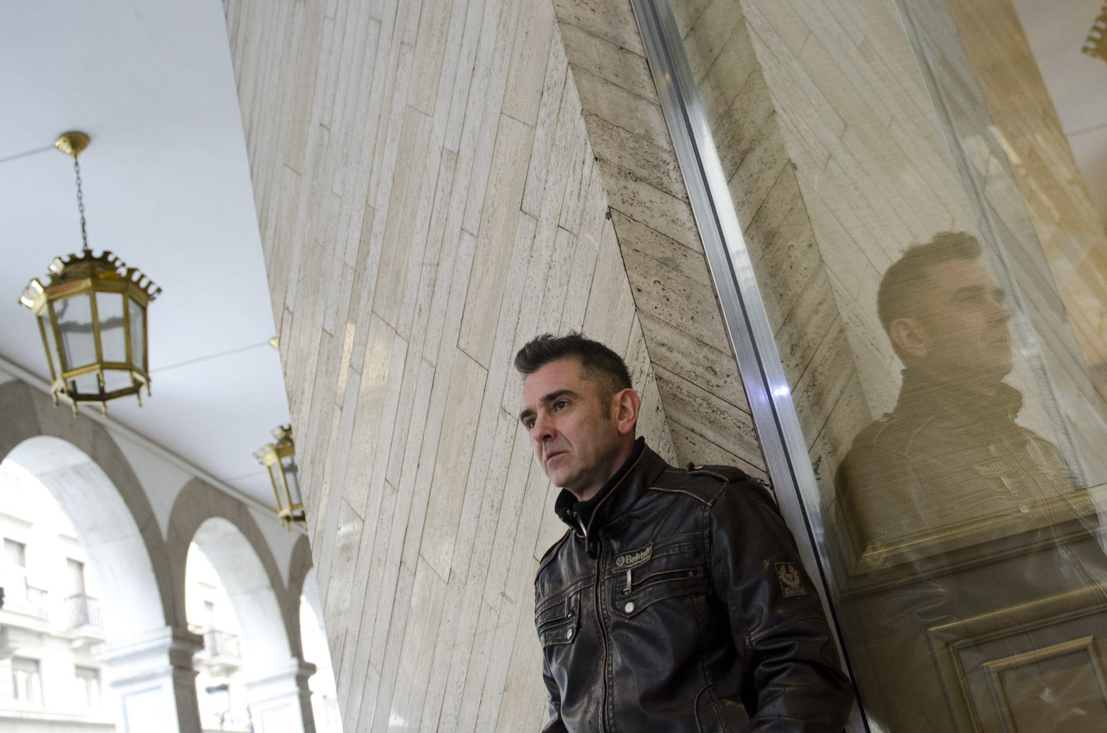 El poeta granadino posa frente a la puerta del Teatro Isabel la Católica.