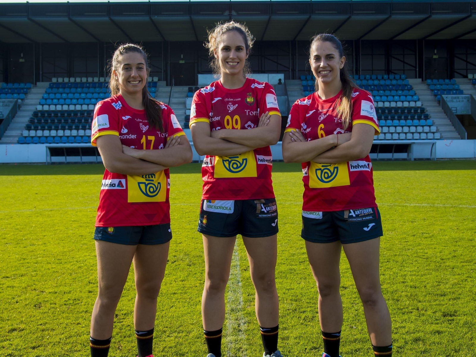 Jennifer Gutiérrez, a la izquierda, junto a dos compañeras de selección.