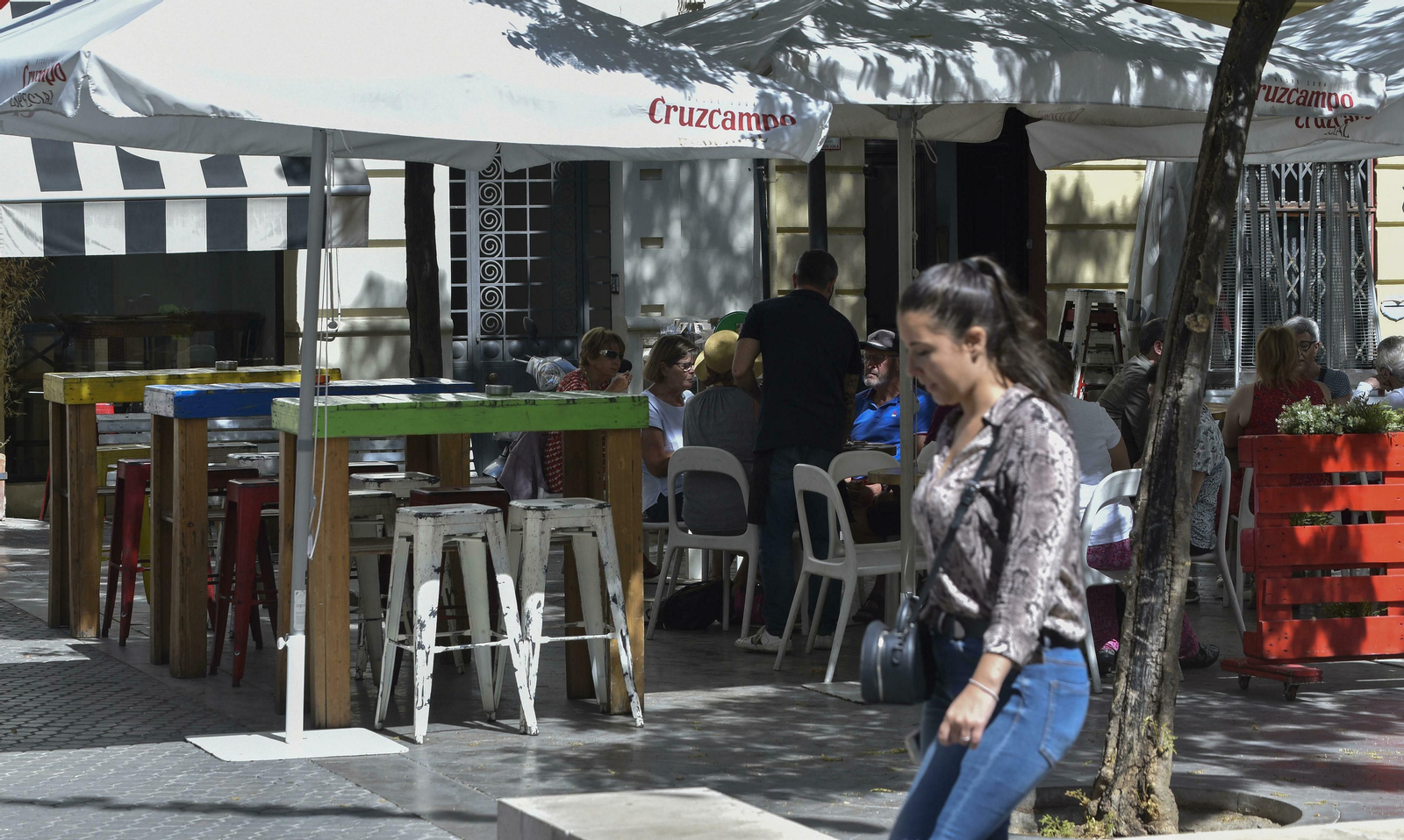 La Puerta Real invadida de veladores