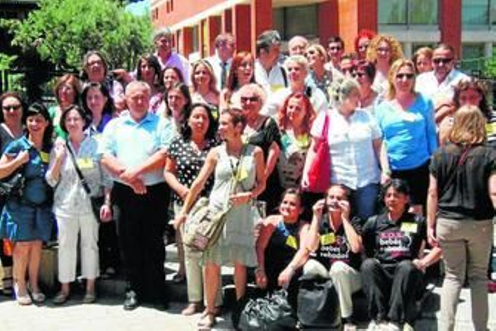 Representantes de las 25 asociaciones participantes en el encuentro estatal de víctimas de presuntas desapariciones de neonatos, el sábado en Madrid.