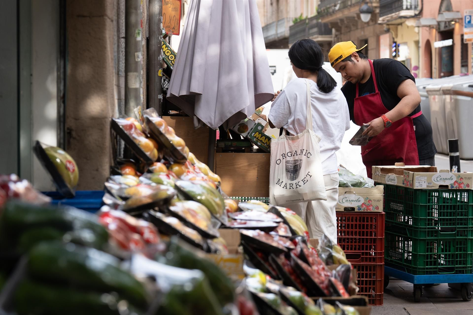 Trabajador en una frutería.