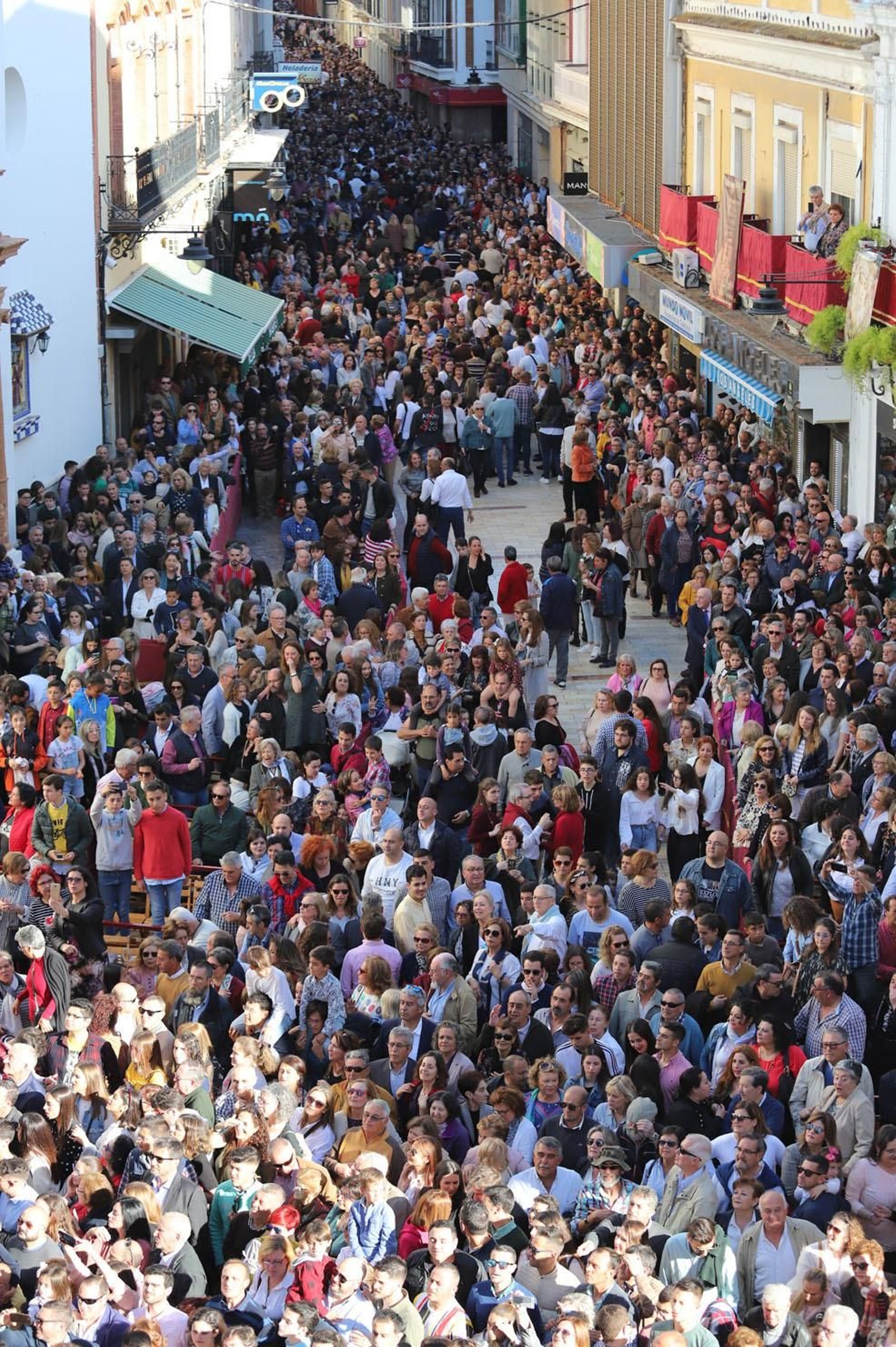 Ambiente  para recibir a la Legión en las calles de Huelva