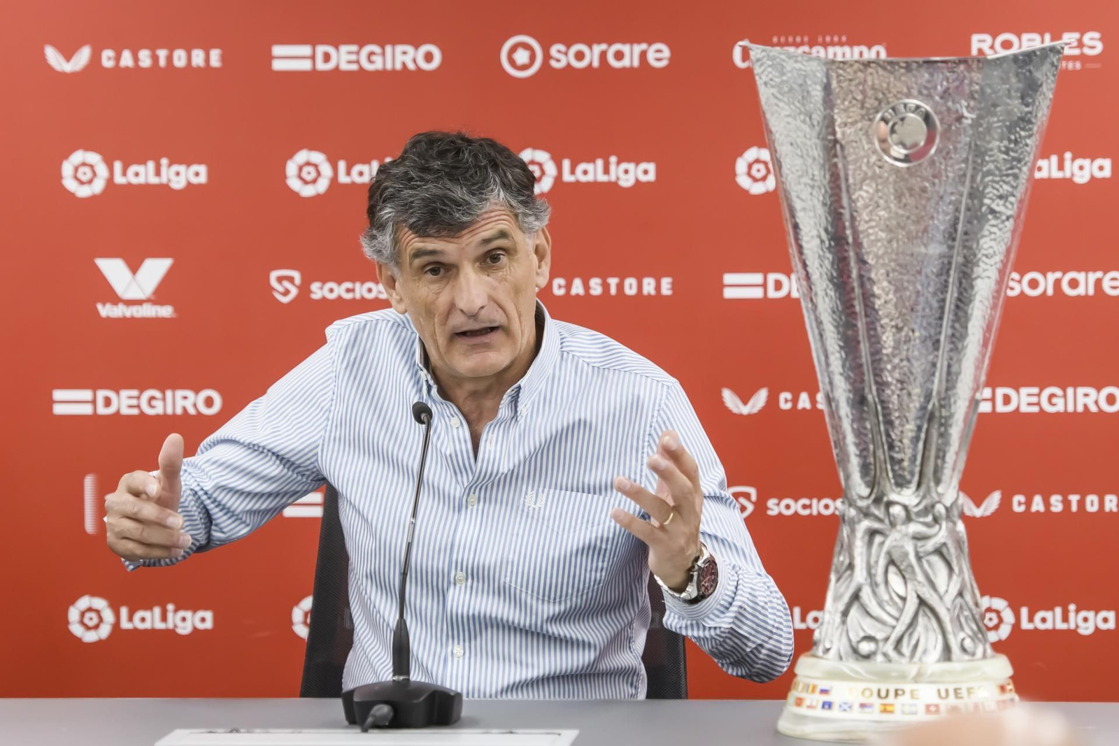 Mendilibar, junto a la Liga Europa el día de su renovación.