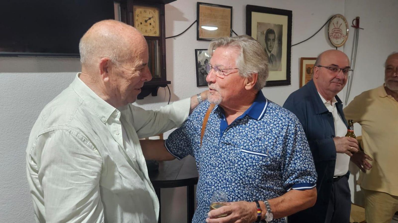 Miguel Reina conversa con Marcelino Ferrero.