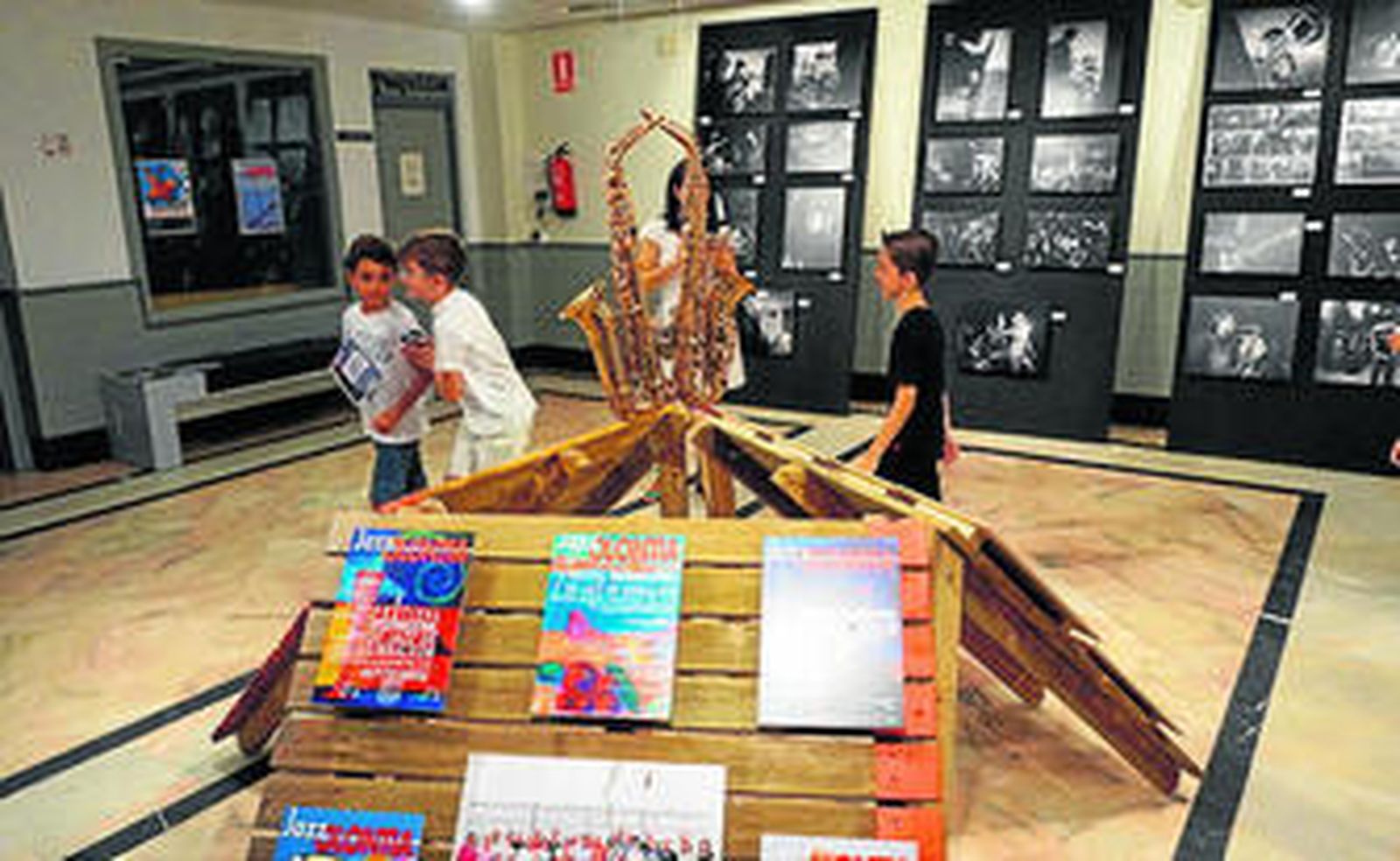 Muestras de la exposición en su exhibición en Cartaya.