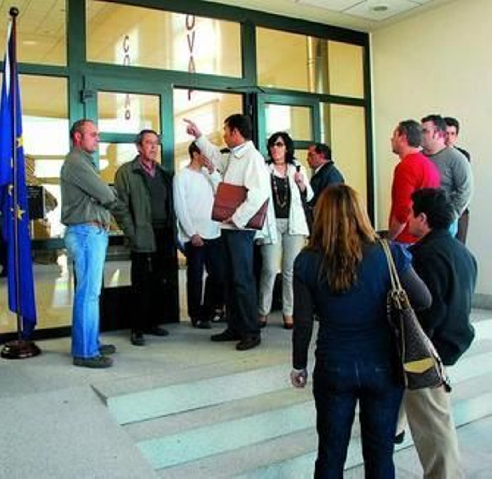 Trabajadores de Covap antes de entrar en el encuentro mantenido ayer en Pozoblanco.