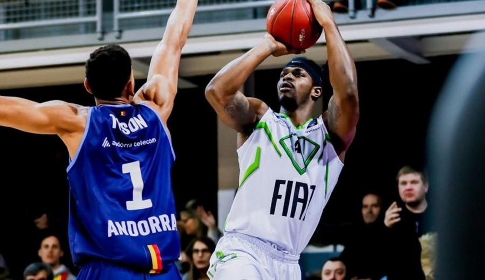 Devin Williams lanza a canasta.