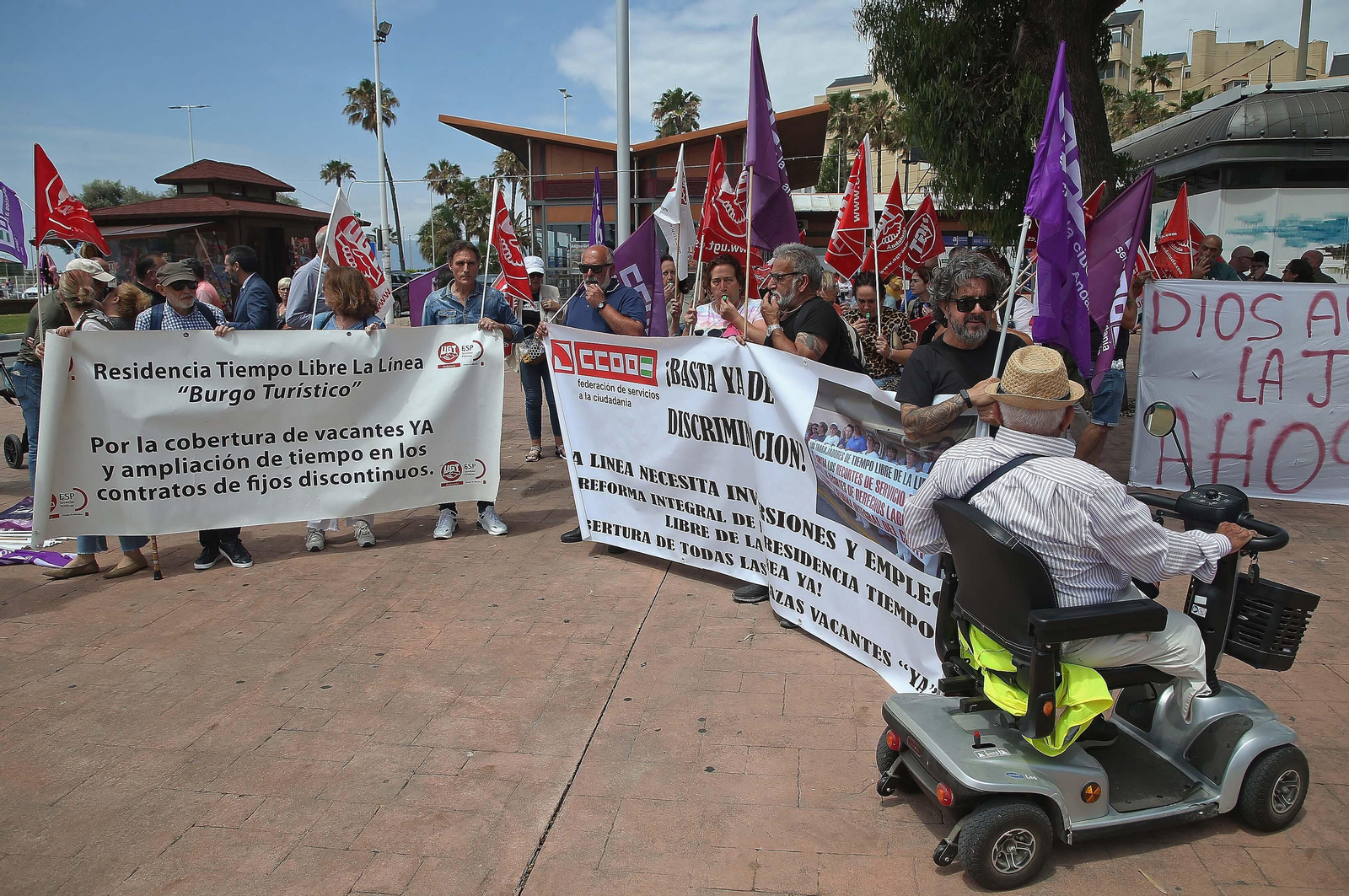 La manifestación de la plantilla de la residencia de Tiempo Libre de La Línea, en imágenes