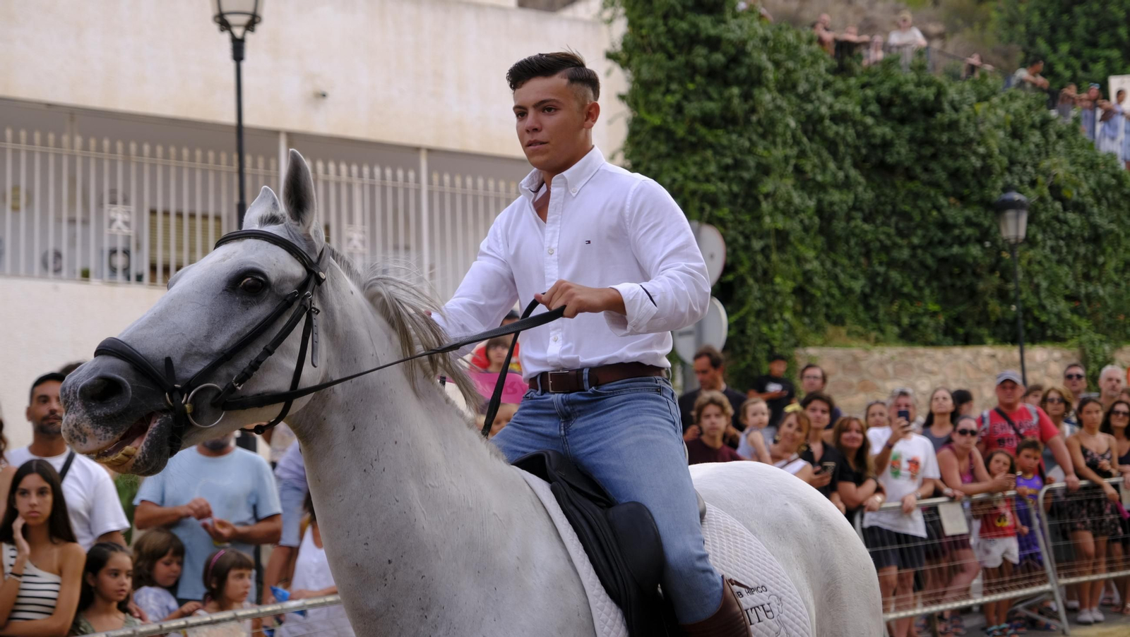 La popular carrera de cintas a caballo de las Fiestas de Mojácar, en imágenes