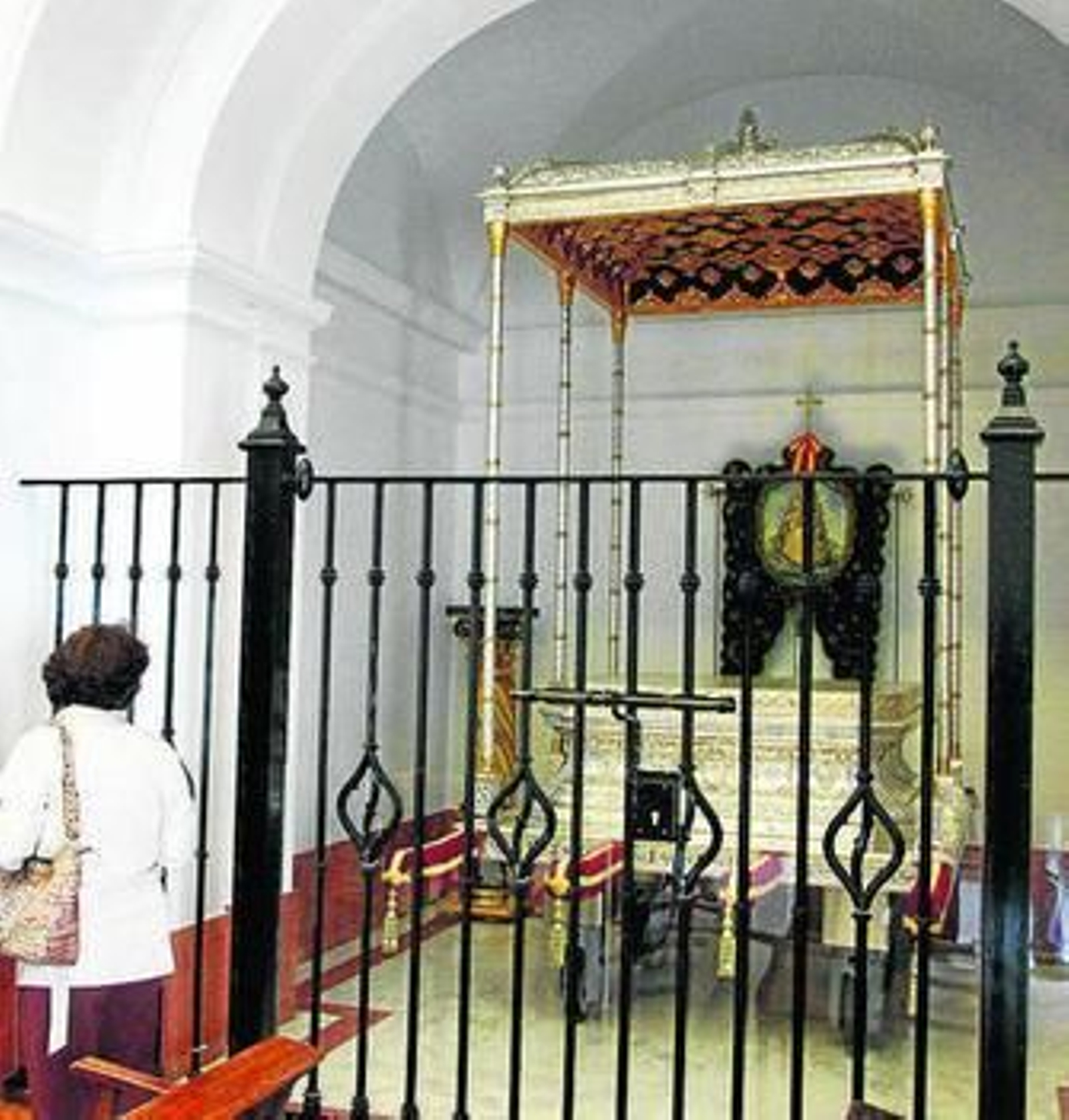 El paso de la Virgen del Rocío, en la capilla del Santuario.