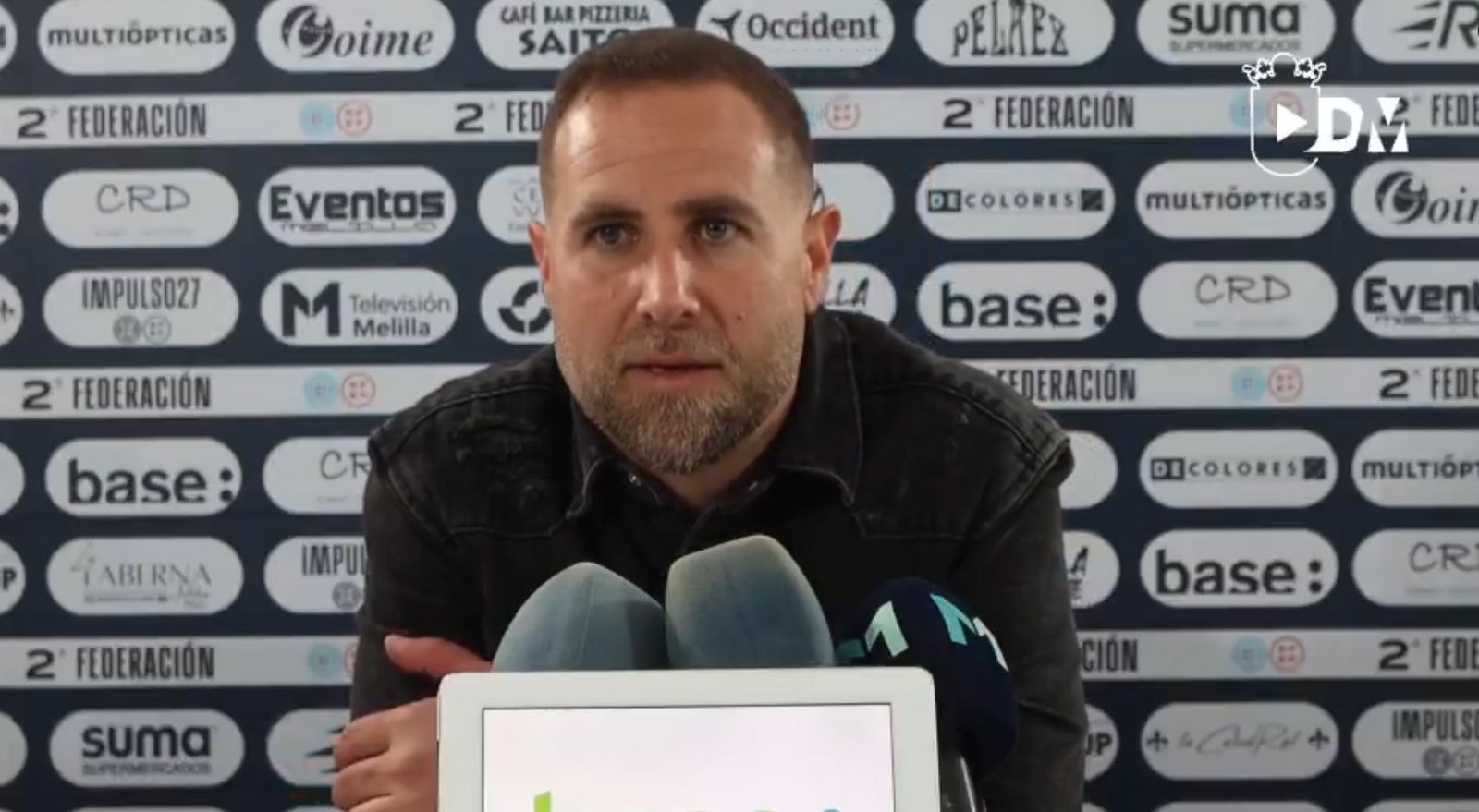 Javi Motos en una rueda de prensa como entrenador del Melilla.