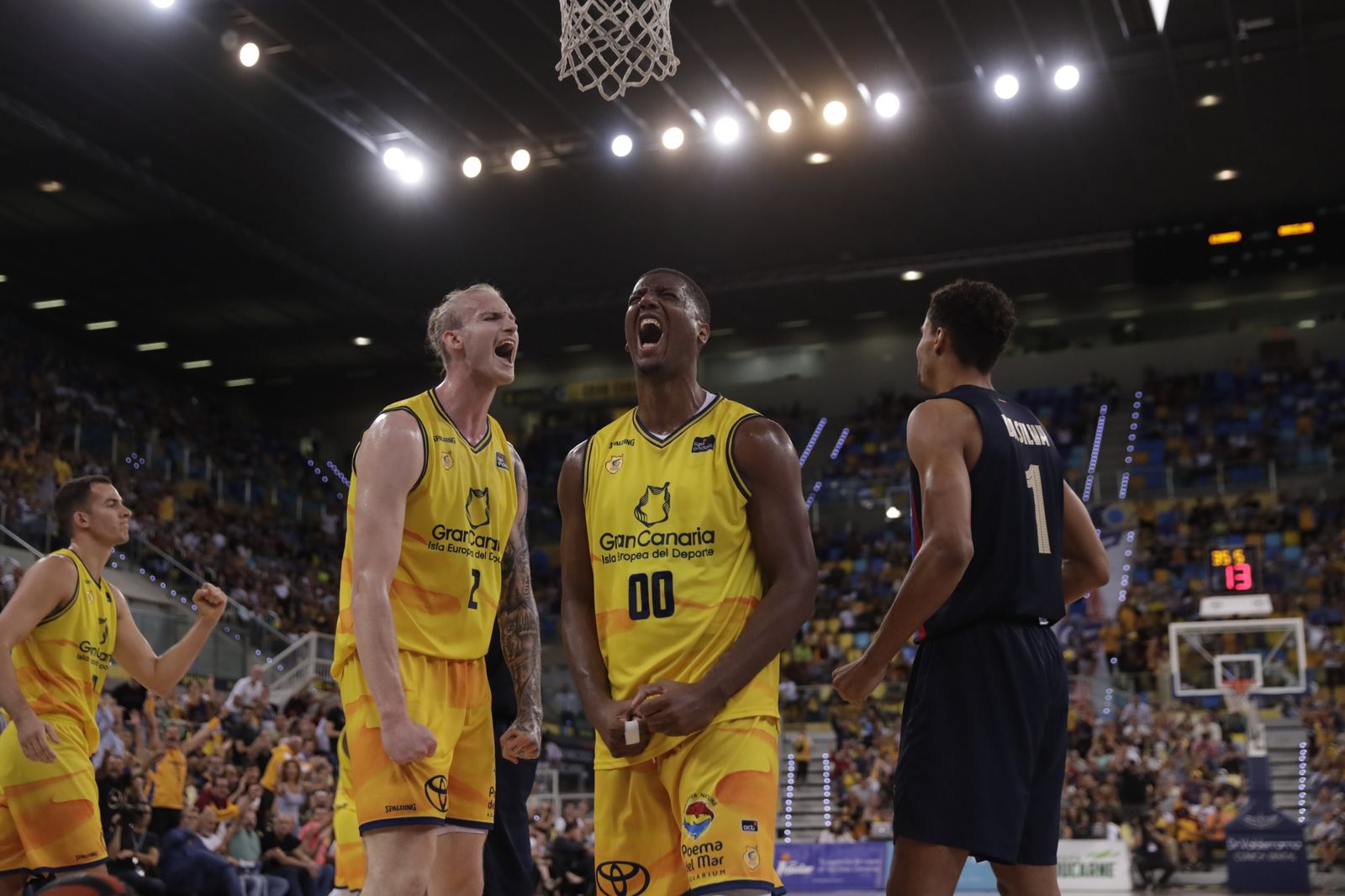 El Gran Canaria celebra una canasta.