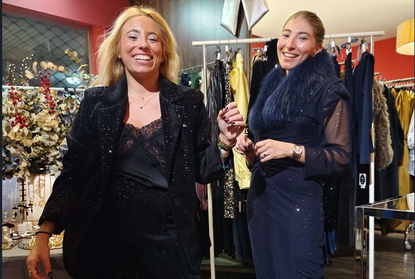 Los conjuntos dos piezas de lentejuelas y los vestidos con pedrería funcionan muy bien en un look de Navidad.