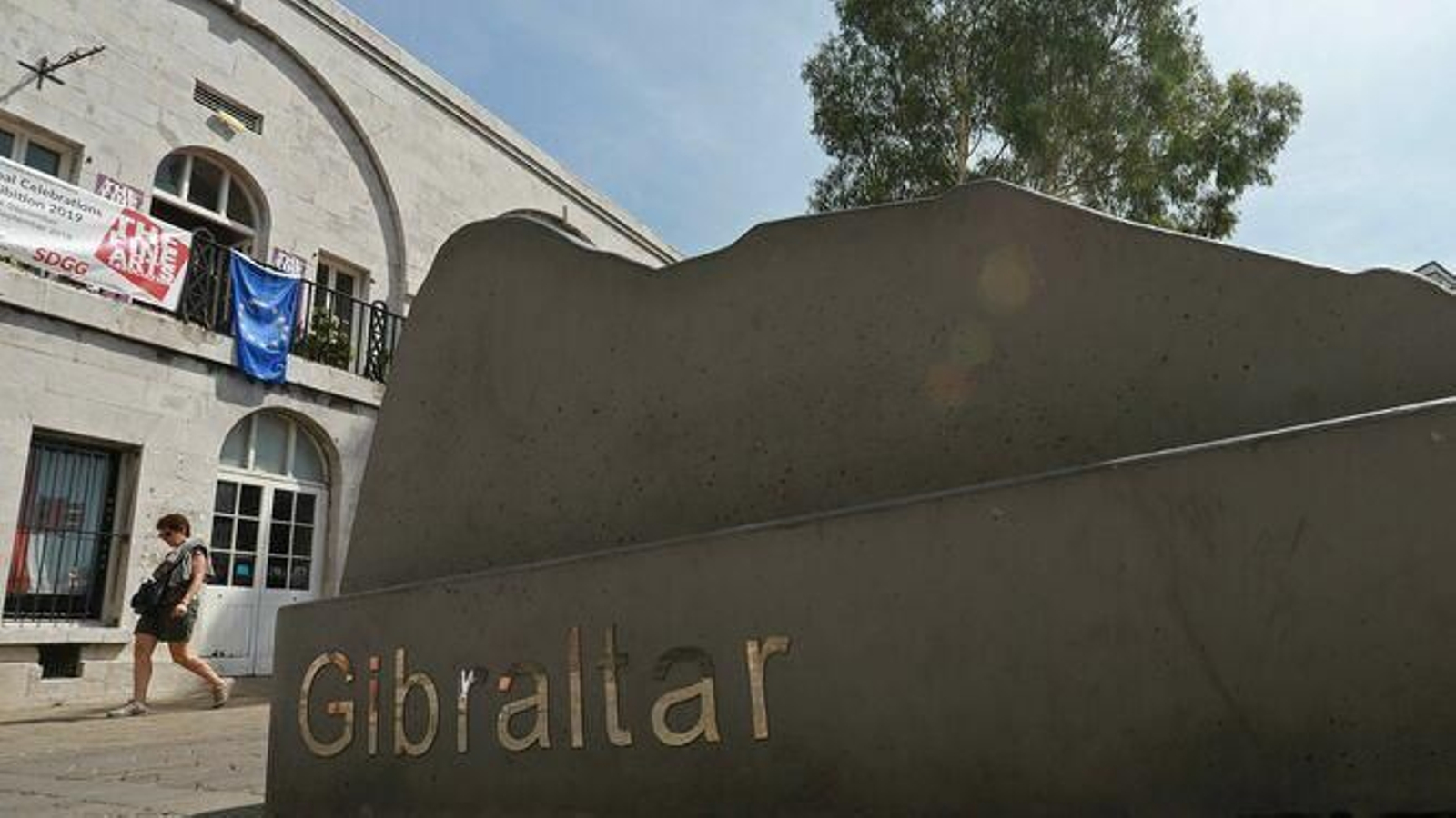 Una bandera de la UE, en un balcón de Casemates, en Gibraltar.