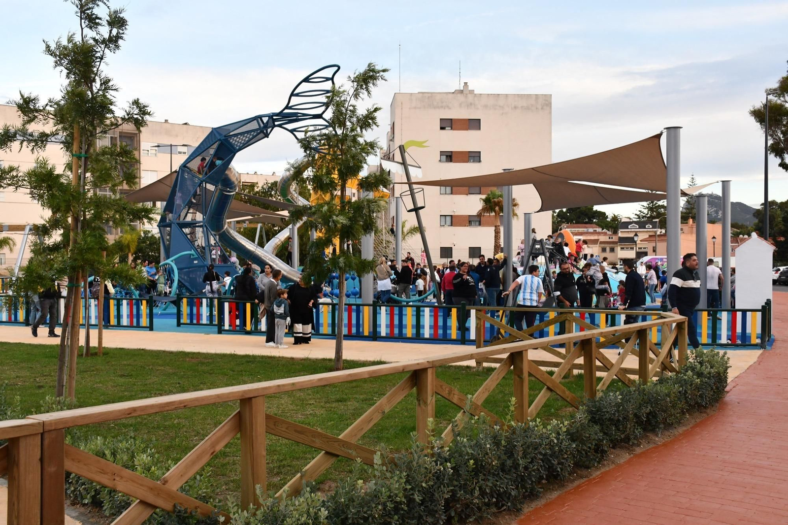 Multitudinaria inauguración del nuevo parque temático entre Campamento y Puente Mayorga