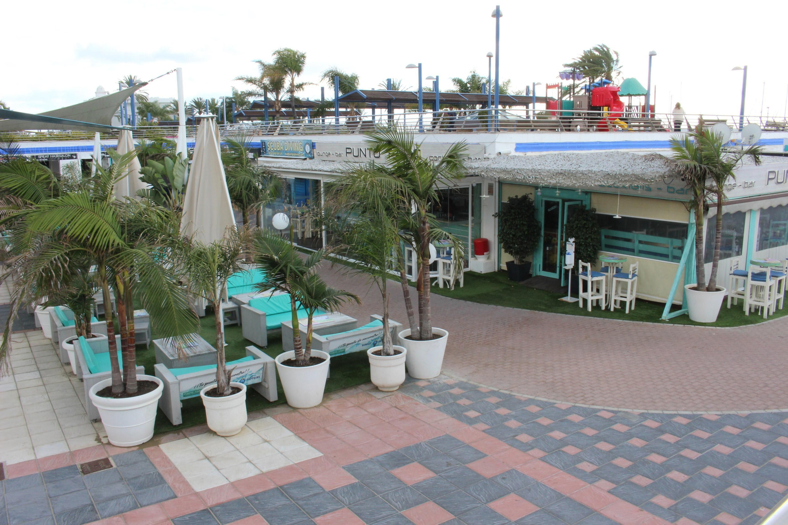 Vista de una terraza en el Puerto Deportivo Virgen del Carmen de Marbella.