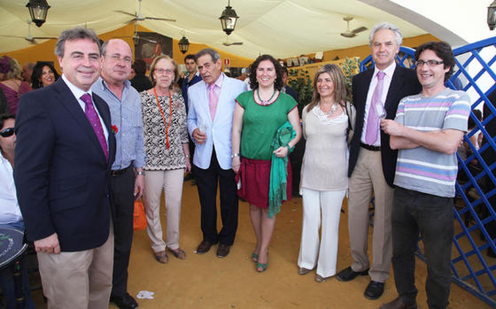 El delegado de Turismo, Cultura y Fiestas,Antonio Real; Manuel de la Peña, ex director de Diario de Jerez y Diario de Cádiz; la concejala del Área de Infraestructura, María José Rúa; el delegado de Distritos,José Galvín; la delegada de Medio Rural, Susana Toro; la delegada de Bienestar Social y Salud, Isabel Paredes; el delegado de Urbanismo y Movilidad, Agustín Muñoz; y Fernando Taboada, colaborador de este medio.

Foto: Vanesa Lobo