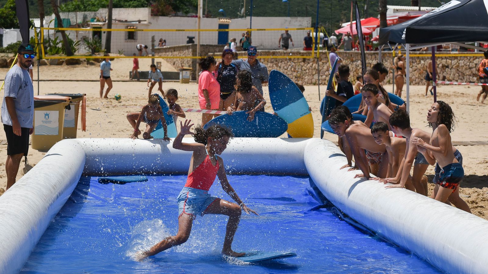 VII Outlet Surfero Solidario en la playa de Getares