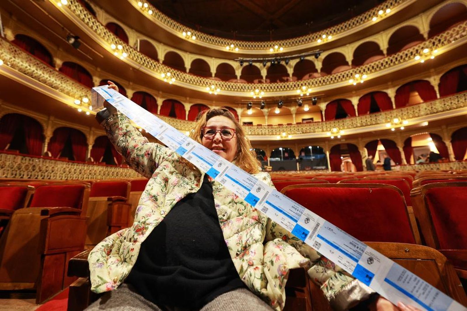 Una gaditanas, con sus entradas para las preliminares del COAC 2023.