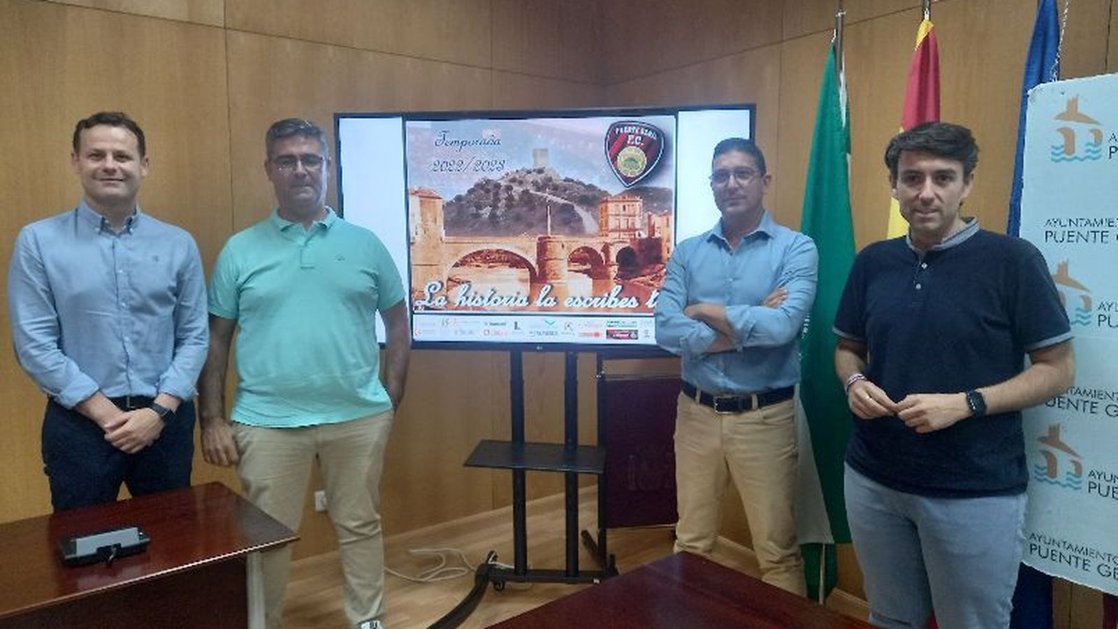 Las autoridades, durante la presentación.