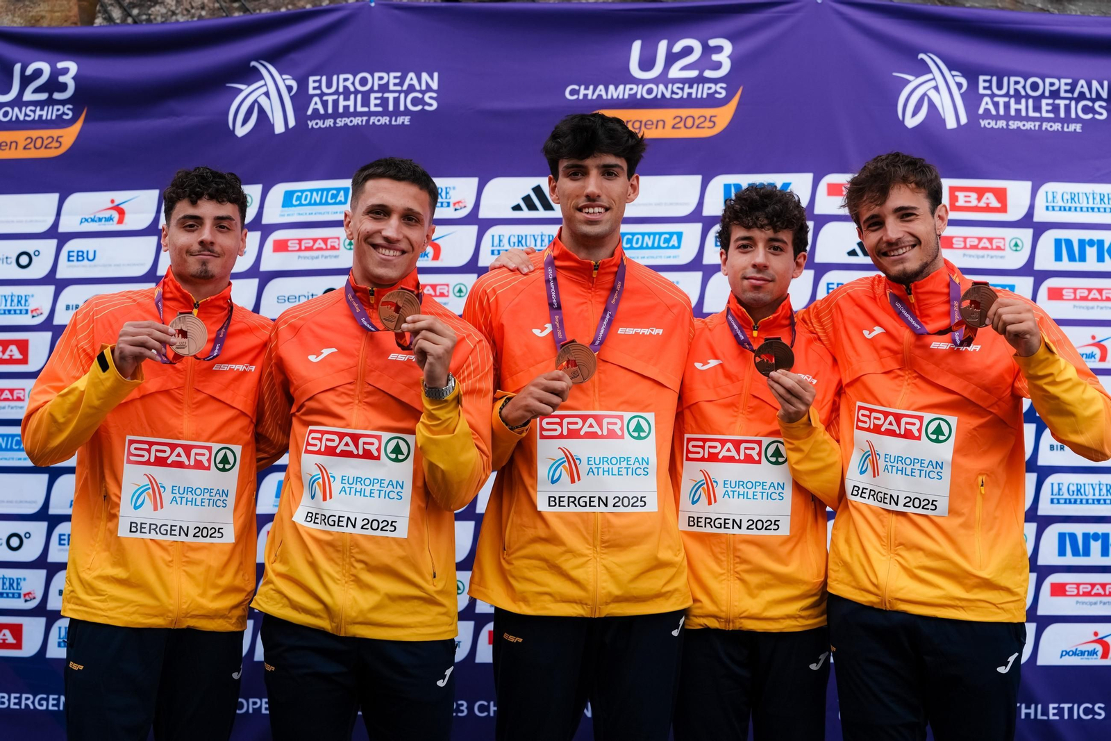 Los componentes del equipo español posan en el podio con la medalla lograda en la competición celebrada en Noruega.