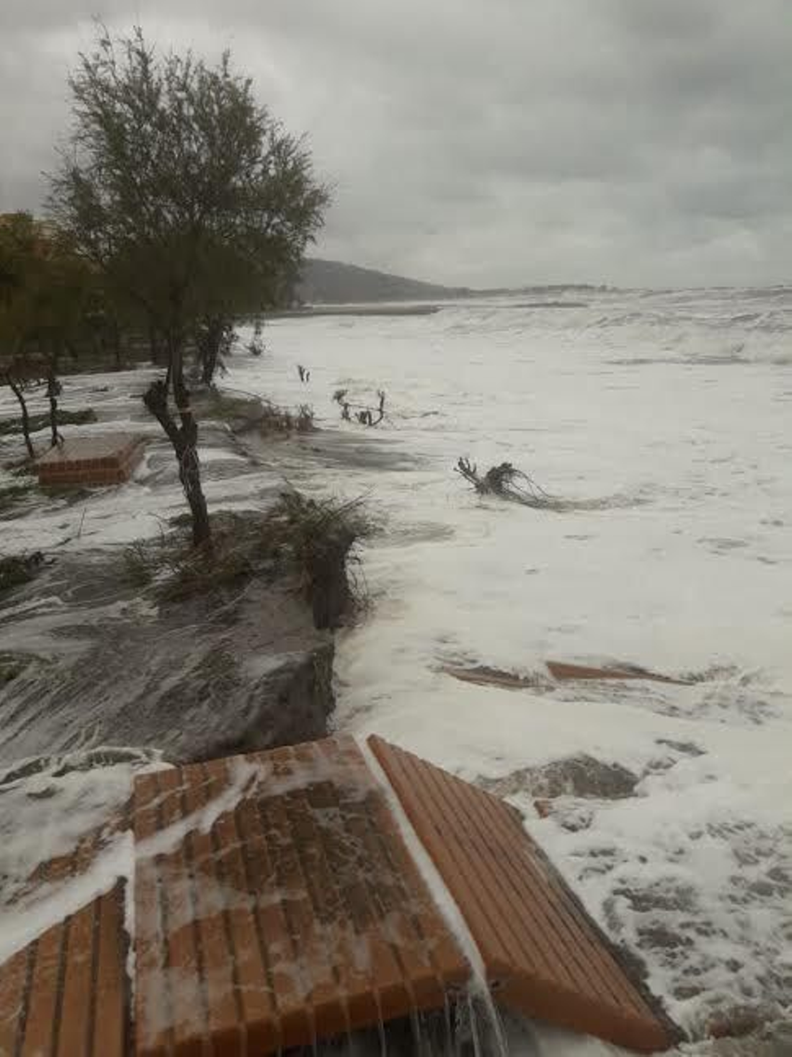 Vera estudia solicitar la declaración de zona catastrófica por los daños del temporal en sus  playas