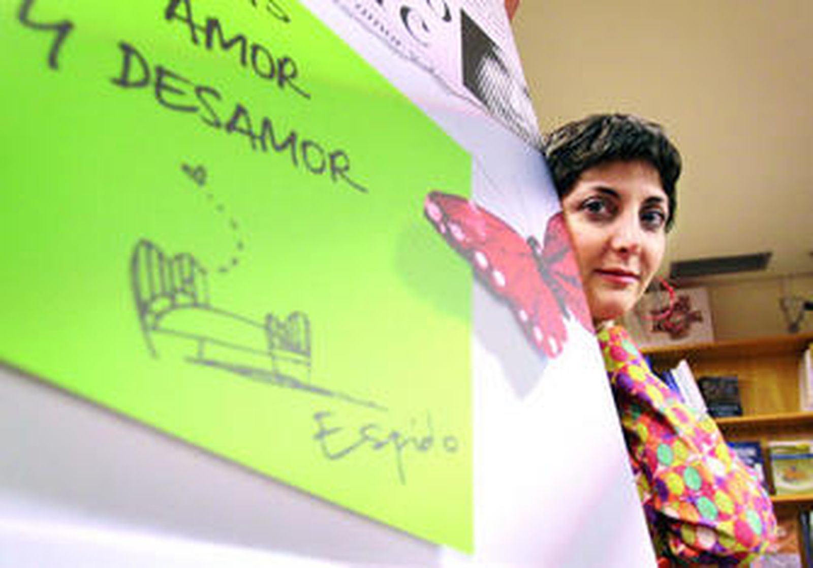 Espido Freire, ayer, en Luces junto a la portada de su libro.