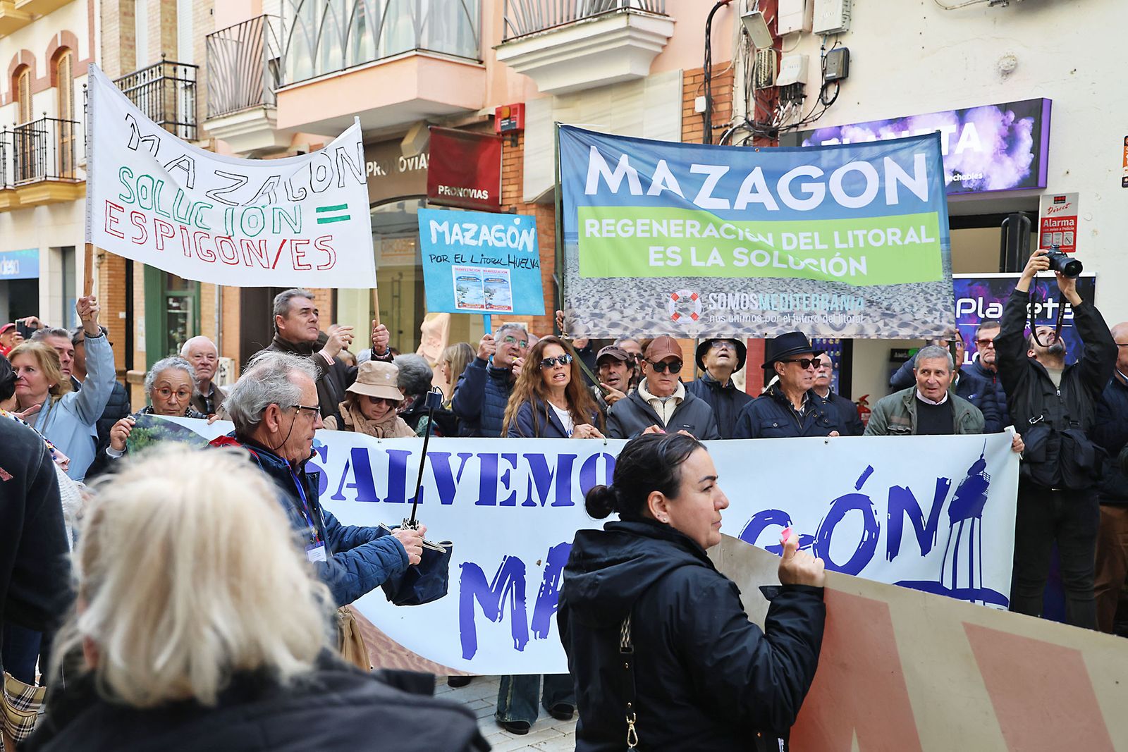 Fotografías de la manifestación en Huelva para exigir la regeneración de las playas