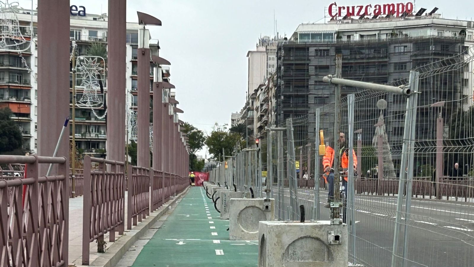 Estado actual del carril bici en el puente de San Telmo