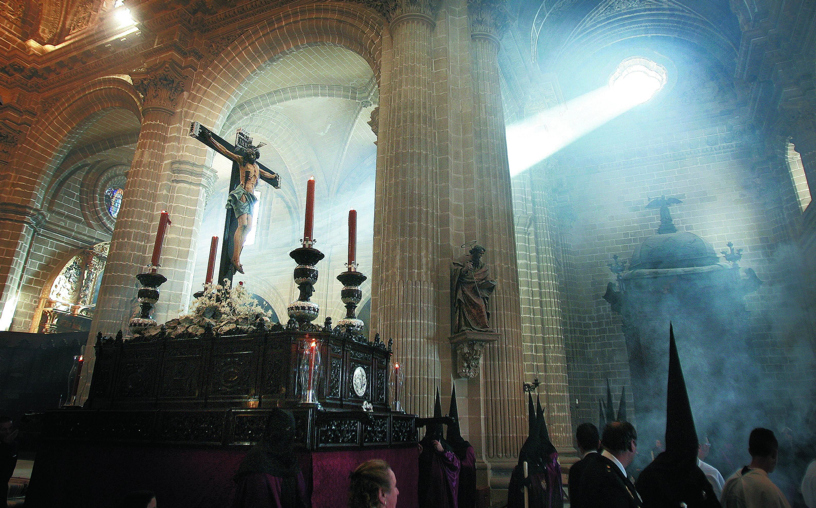 El Cristo de la Viga saliendo de la Catedral en la tarde del Lunes Santo.