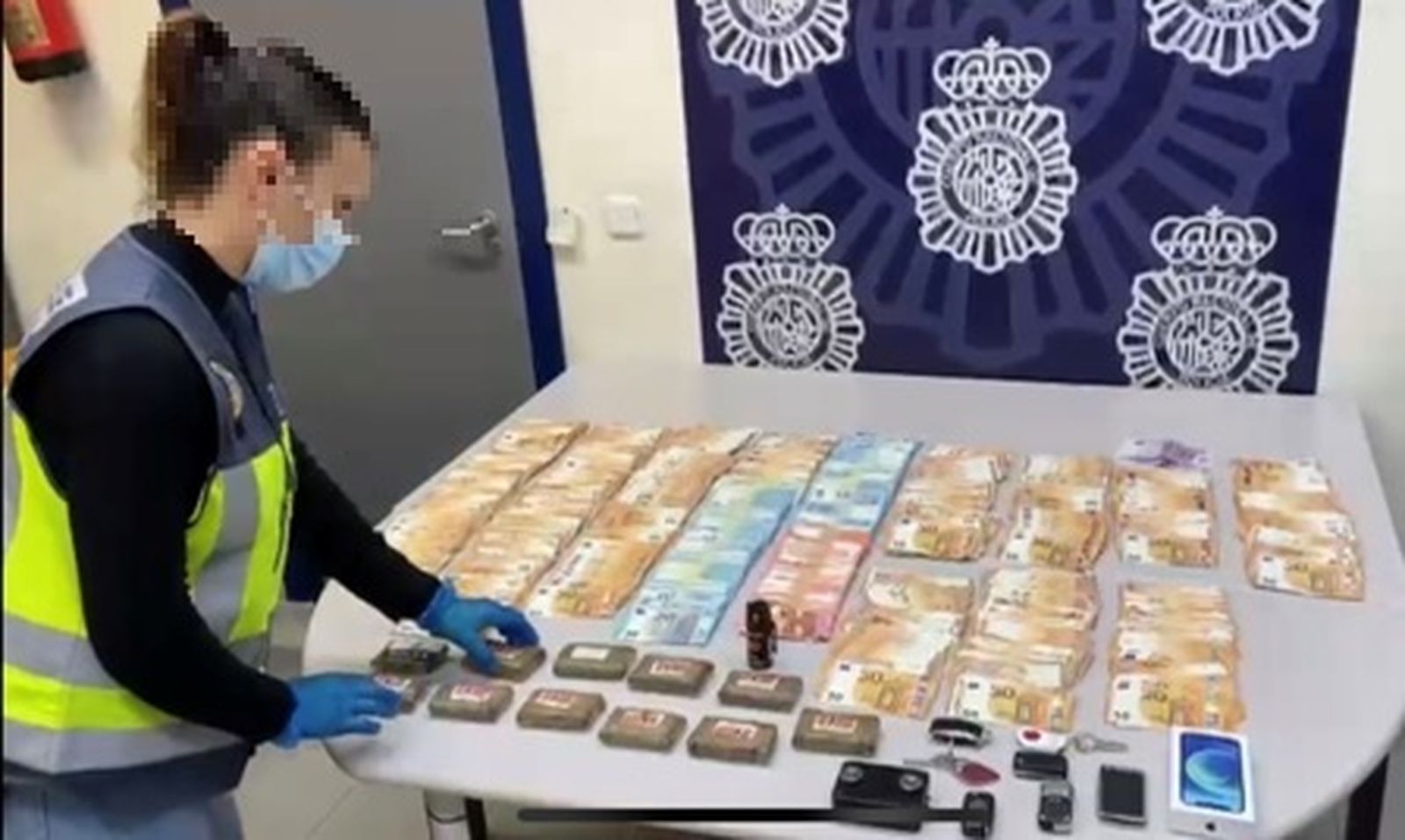 Dinero y droga incautados.