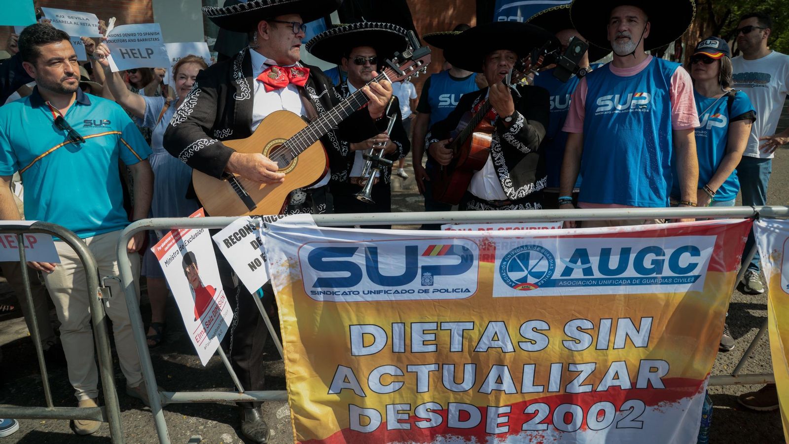 Mariachis en un acto de protesta de policías nacionales y guardias civiles.