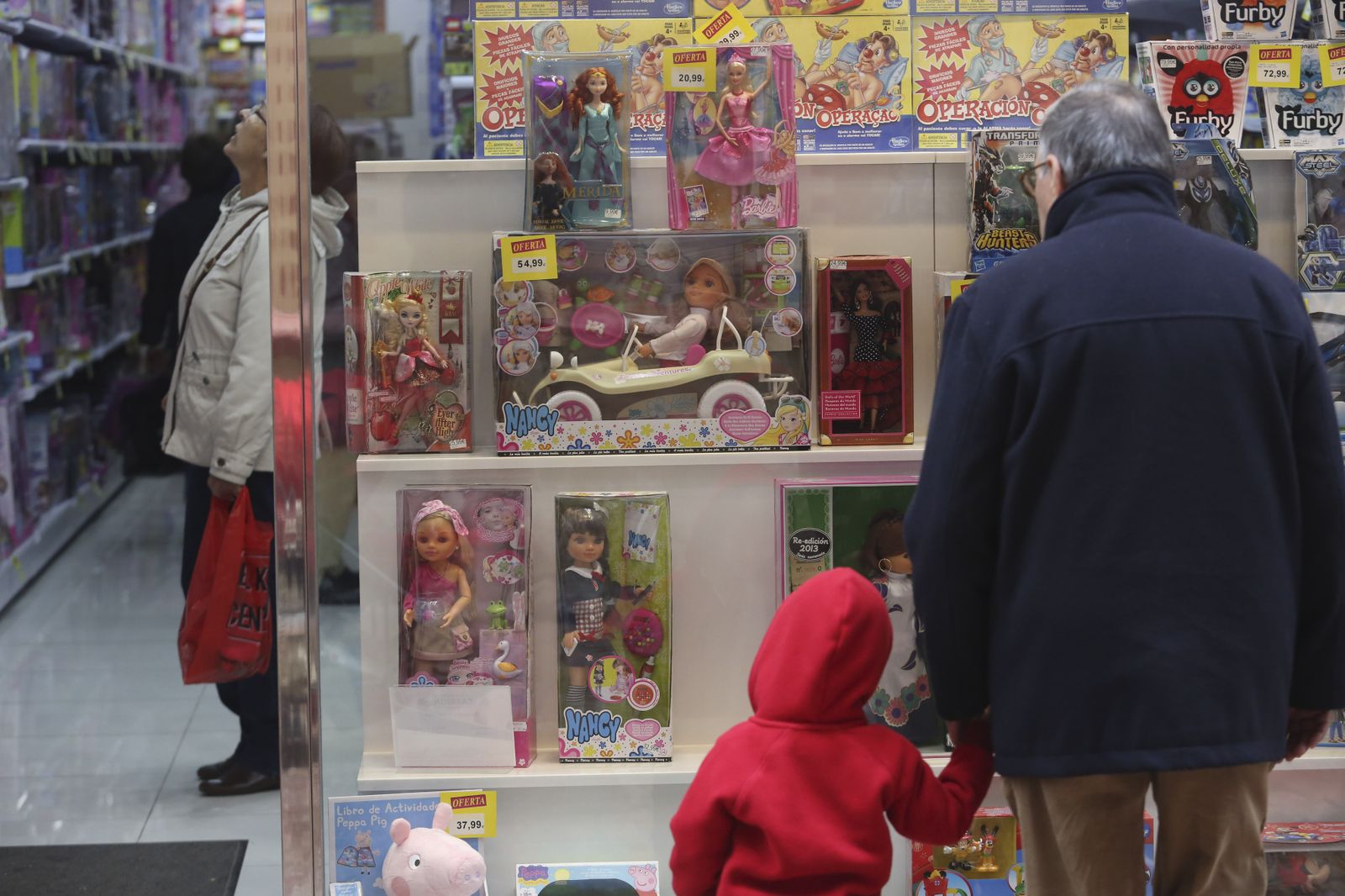 Clientes en una tienda de juguetes