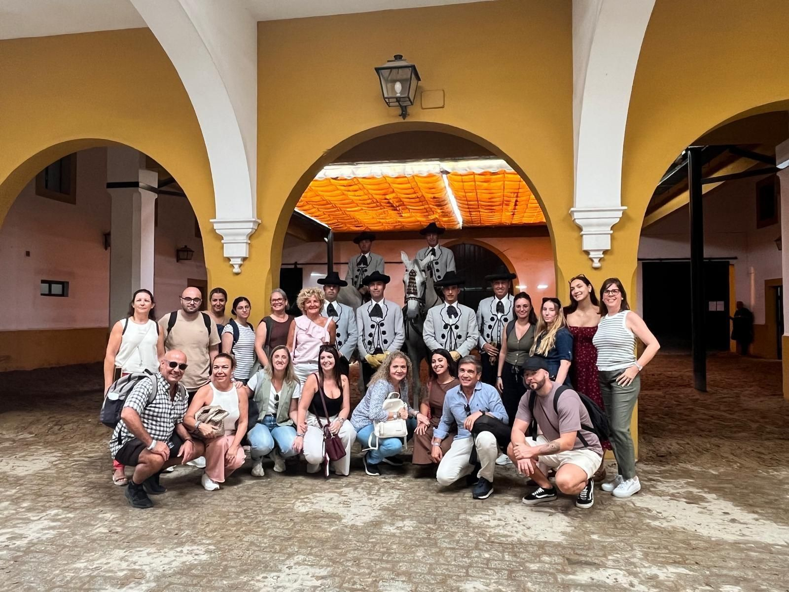 Los agentes de viaje, influencers y periodistas de las Islas Canarias durante la visita a la Real Escuela de Jerez