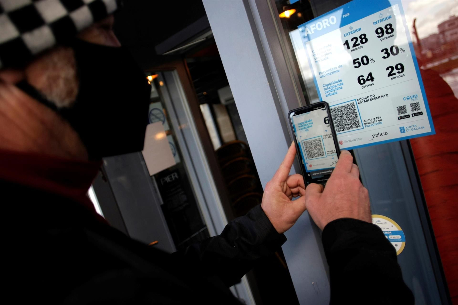 Un hombre escanea un código QR.